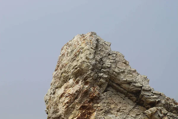 Eine Flache Aufnahme Eines Riesigen Felsens Unter Blauem Himmel — Stockfoto