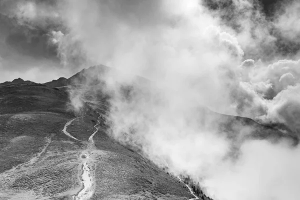 曇り空に覆われた山のグレースケールショット — ストック写真