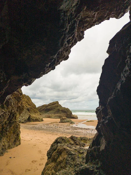 Uma Bela Foto Enormes Rochas Praia Através Uma Caverna — Fotografia de Stock