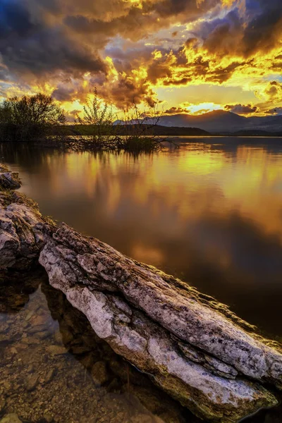 Tiro Vertical Lago Belo Pôr Sol Fundo — Fotografia de Stock