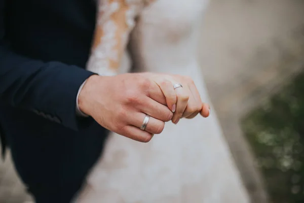 Nahaufnahme Eines Paares Das Sich Einem Hochzeitstag Mit Eheringen Den — Stockfoto