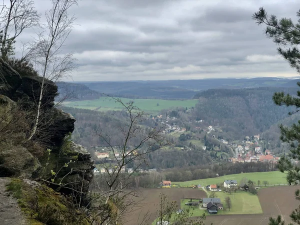 Landskapsutsikt Över Träd Och Berg Den Molniga Himlen — Stockfoto