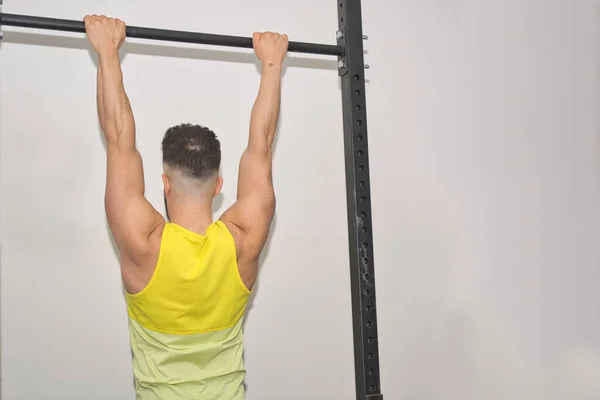 Primer Plano Hombre Blanco Caucásico Haciendo Pull Ups Gimnasio —  Fotos de Stock