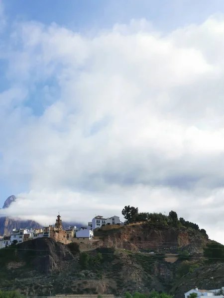 スペイン アリカンテ ファインストラットの旧市街の上に曇った空の垂直ショット — ストック写真
