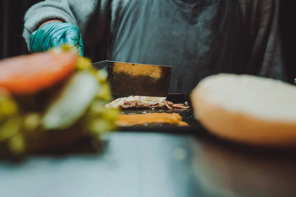 Een Persoon Die Hamburgers Maakt Met Verschillende Ingrediënten — Stockfoto