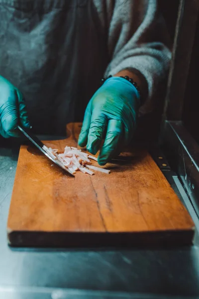 Une Personne Coupant Viande Pour Faire Des Hamburgers — Photo