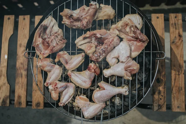 Tavuk Göğsü Bagetler Açık Havada Izgarada Kızartılıyor — Stok fotoğraf