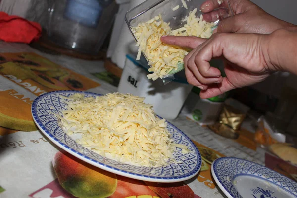 Tabağa Rendelenmiş Peynir Döken Birinin Yakın Plan Fotoğrafı — Stok fotoğraf