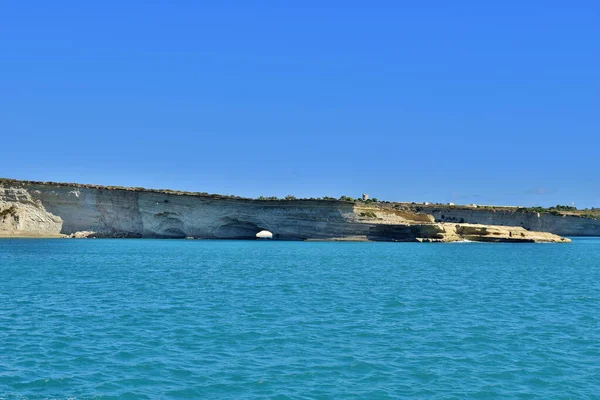 Delimara Marsaxlokk Malta 2015 Szeptember Fehér Sziklák Kis Tengeri Boltíves — Stock Fotó