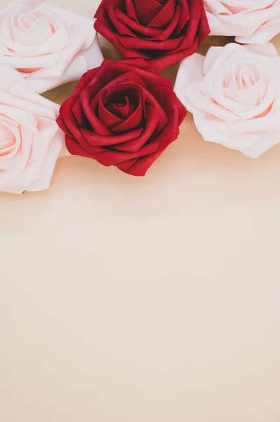 コピースペースと明るい色の背景に赤と白のバラの頭の垂直ショット — ストック写真