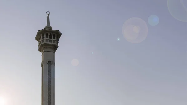 Plan Angle Bas Minaret Mosquée Coucher Soleil Contre Ciel Bleu — Photo