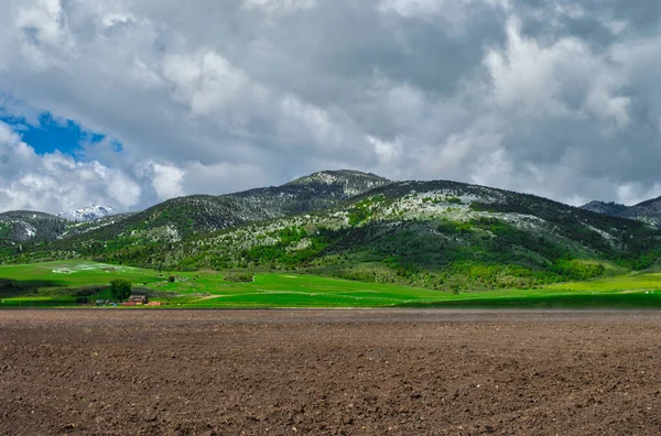 Paisaje Nublado Sobre Las Verdes Montañas Campos Con Nieve Derritiéndose —  Fotos de Stock