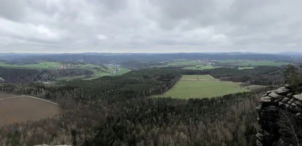 Een Landschap Uitzicht Bomen Bergen Onder Bewolkte Lucht — Stockfoto