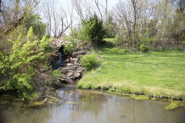 Ein Teich Umgeben Von Viel Grün Overland Park Arboretum Kansas — Stockfoto