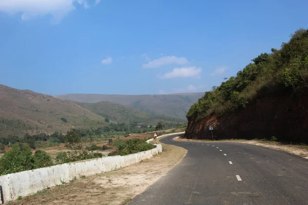 Uma Vista Uma Estrada Curvilínea Nas Montanhas — Fotografia de Stock