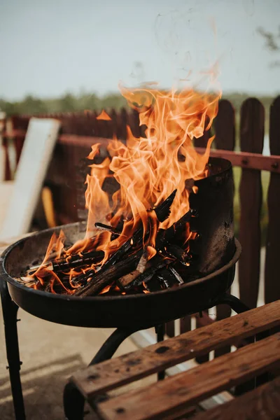 Arka Bahçedeki Ahşap Bir Çitin Yanındaki Ateş Çukurunda Yanan Dalların — Stok fotoğraf