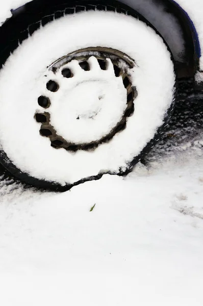 Coup Vertical Neige Blanche Sur Volant Une Voiture Garée — Photo