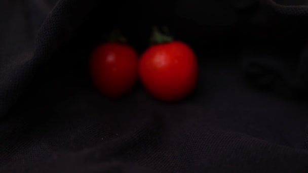 Tomate Auf Schwarzem Hintergrund Nahaufnahme Kopierraum — Stockvideo