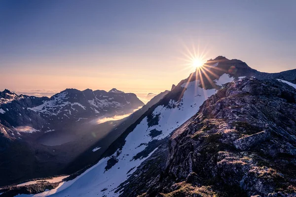 하늘을 배경으로 눈덮인 산들이 아름다운 — 스톡 사진