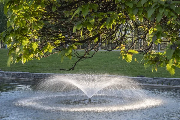 Ein Kleiner Brunnen Stadtpark — Stockfoto