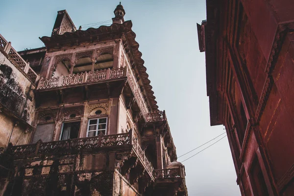 Een Lage Hoek Opname Van Een Oeroud Indiaas Gebouw — Stockfoto