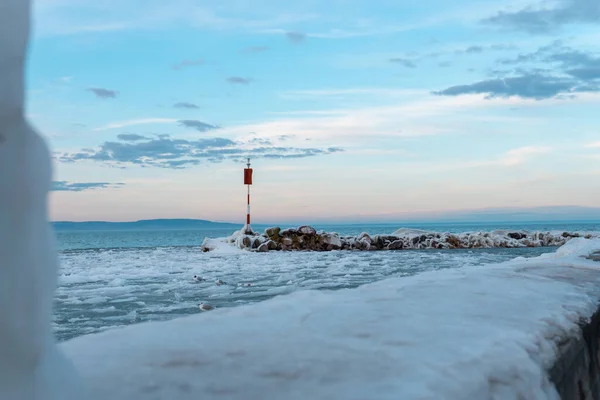 Сценічний Знімок Озера Балатон Угорщині Покритий Льодом Взимку — стокове фото
