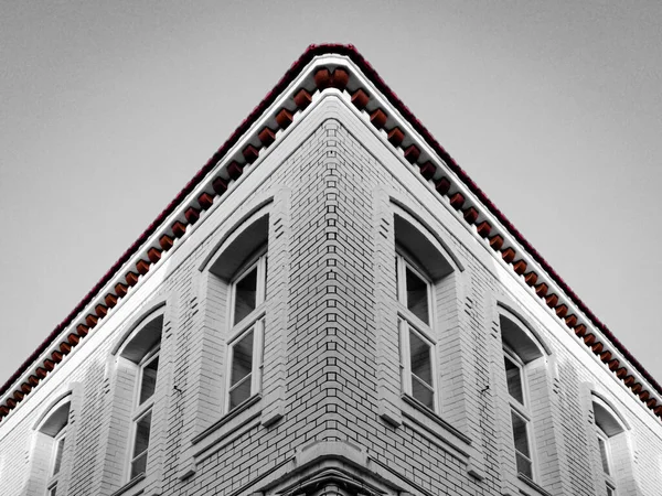 Low Angle Shot Corner Old Brick Building Grayscale — Stock Photo, Image