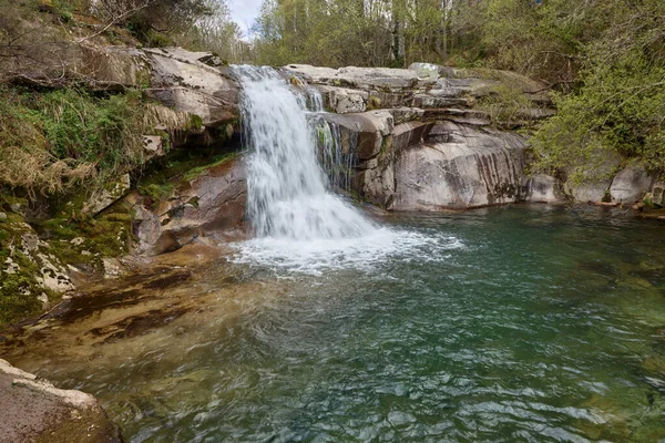 Une Piscine Naturelle Formée Dans Les Rochers Par Rivière Cerves — Photo