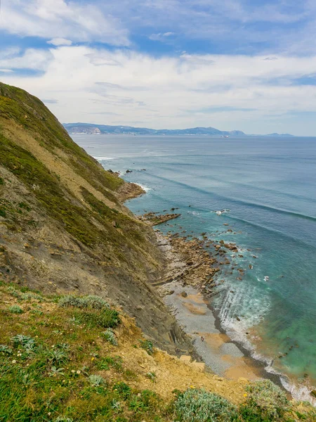 前缘有悬崖海岸的海洋的一个垂直截图 — 图库照片