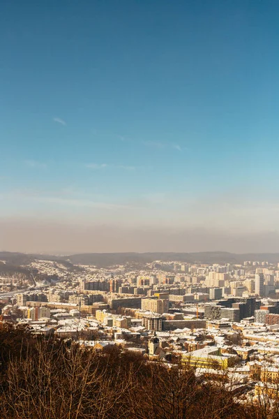 Eine Vertikale Aufnahme Einer Wunderschönen Stadtlandschaft Unter Einem Klaren Blauen — Stockfoto