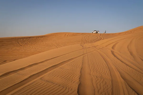 Ein Wüstensafari Auto Mit Allradantrieb Auf Einer Düne Mit Touristen — Stockfoto