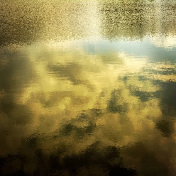Zbliżenie Ujęcia Błękitnego Nieba Odbicie Powierzchni Jeziora — Zdjęcie stockowe
