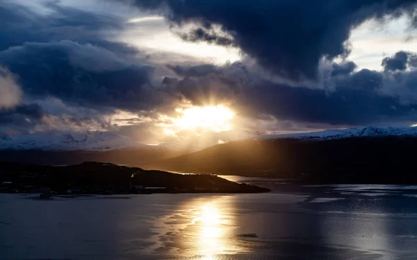 Una Bella Vista Lago Ghiacciato Sullo Sfondo Cielo Nuvoloso — Foto Stock