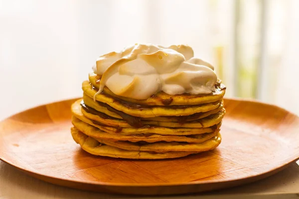 Sebuah Fokus Foto Selektif Dari Pancake Lezat Dengan Coklat Cair — Stok Foto