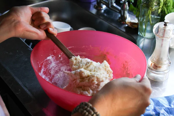 Селективный Снимок Женских Рук Готовящих Тесто Помощью Кухонного Инструмента Розовой — стоковое фото