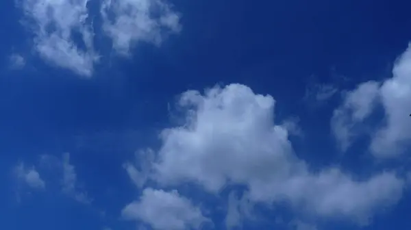 Ein Faszinierender Blick Auf Den Wolkenverhangenen Blauen Himmel — Stockfoto