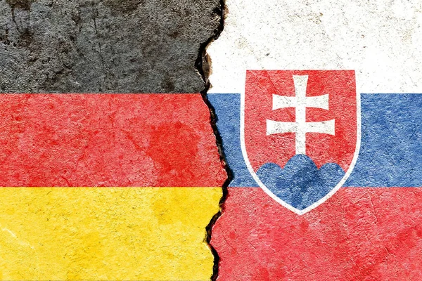 Německo Slovensko Vlajky Popraskané Zdi — Stock fotografie