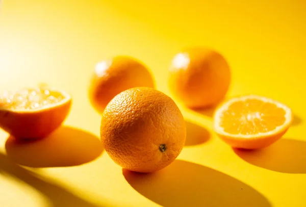 Primer Plano Naranjas Frescas Sobre Fondo Amarillo —  Fotos de Stock