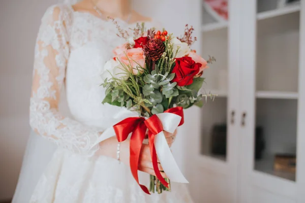赤と白のリボンで花のカラフルな花束を折る花嫁のクローズアップショット — ストック写真