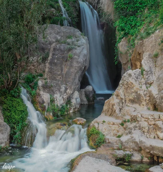 Svislý Záběr Krásného Vodopádu — Stock fotografie