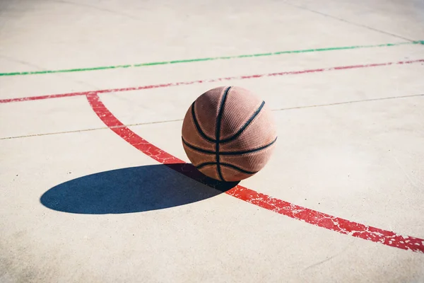 Uma Vista Uma Bola Basquete Quadra Luz Sol — Fotografia de Stock