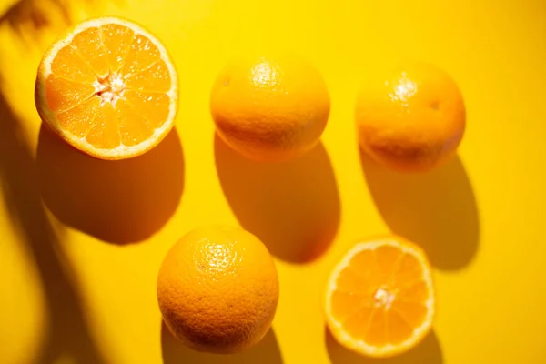 黄色の背景に新鮮なオレンジのクローズアップショット — ストック写真