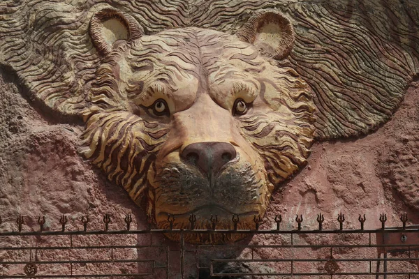 Nahaufnahme Einer Tiger Statue Der Mauer Hinter Einem Zaun — Stockfoto