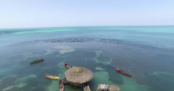 Deniz Manzaralı Küçük Bir Tatil Köyü Mavi Gökyüzü Arka Planına — Stok video