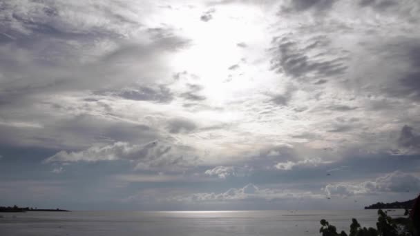 Вид Облаков Над Озером Солнце Облачно — стоковое видео