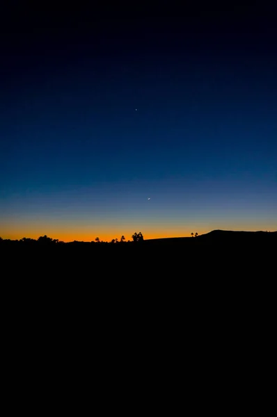 Plano Oscuro Siluetas Árboles Cielo Con Estrellas Después Del Atardecer —  Fotos de Stock