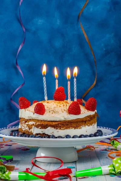 Bolo Aniversário Com Creme Bolo Esponja Framboesa Com Velas Streamers — Fotografia de Stock