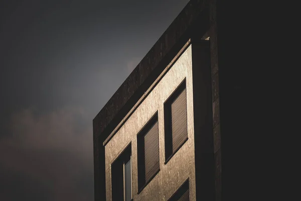 Primer Plano Una Parte Edificio Moderno Sobre Fondo Oscuro —  Fotos de Stock
