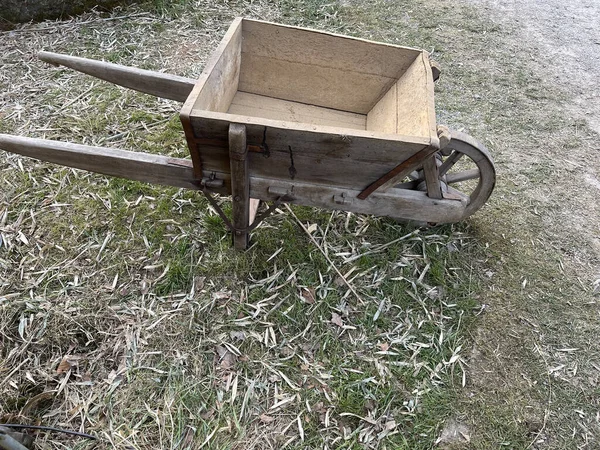 Angle Élevé Une Brouette Extérieur Avec Des Feuilles Vertes Herbe — Photo