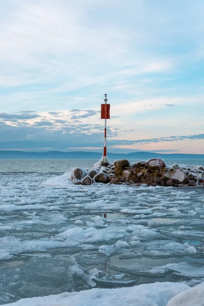 Gyönyörű Kép Balatonról Télen Felhős Időben — Stock Fotó